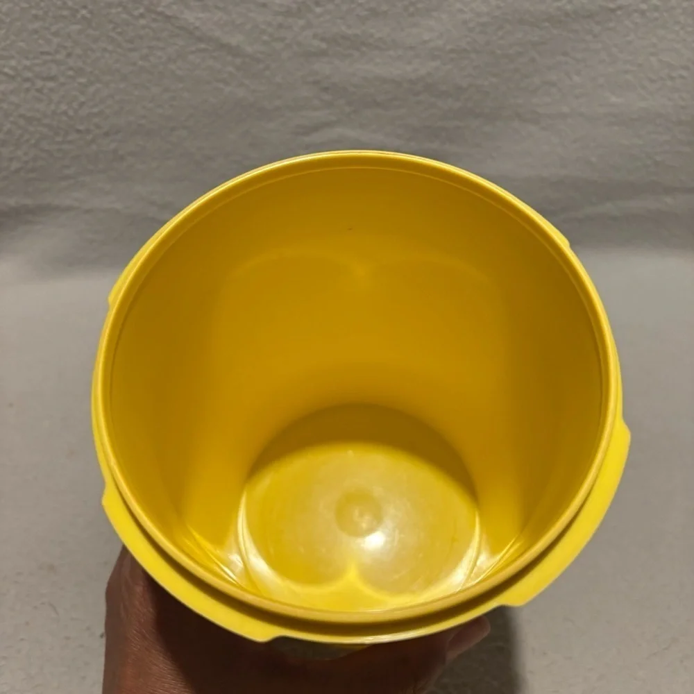 Tupperware Vintage Yellow Canister 811-14 with Starburst Lid Approximate 6